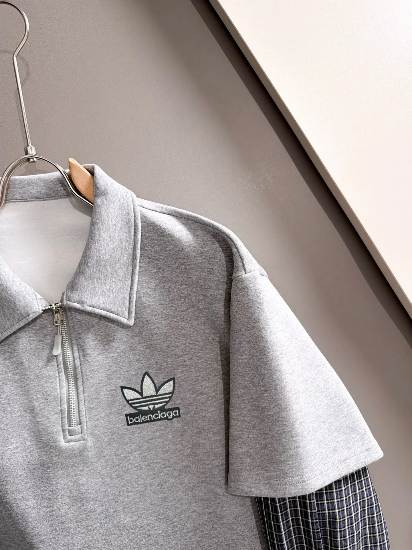 Paris Clover exclusively launches the 2026 autumn and winter New Arrival long-sleeved sweatshirts for men and women. Same Style. Many stars have the same style. Craftsmanship that ordinary small workshops cannot copy. No matter in terms of materials, detail restoration and craftsmanship, we are not afraid of any challenges, just to provide you with wonderful products. Compare the top Original versions at will. No expense is spared just to make it better. Unique imported fabric feel. Purely imported German machine production. Precision operation. Thousands of needles density. A complete set of New Arrival accessories with three standards can be customized simultaneously. Versatile upper body is fashionable, a perfect choice for autumn and winter, and a must-have item. Sizes table: S-4XL (please state your height and weight when placing an order)